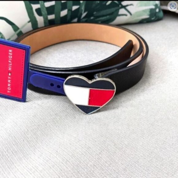 Tommy Hilfiger Leather Belt with Heart Buckle Size Small - Picture 1 of 1
